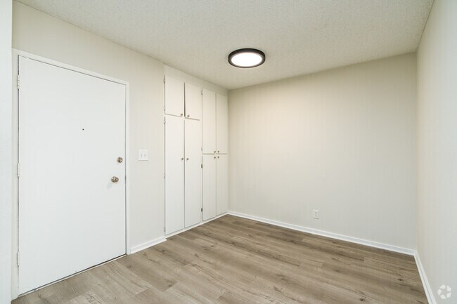 1BR, 1BA - 670SF - Dining Room