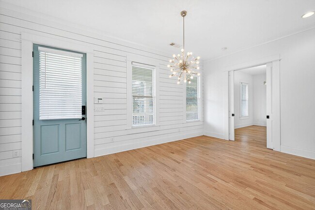 Photo - 523 Irwin St NE