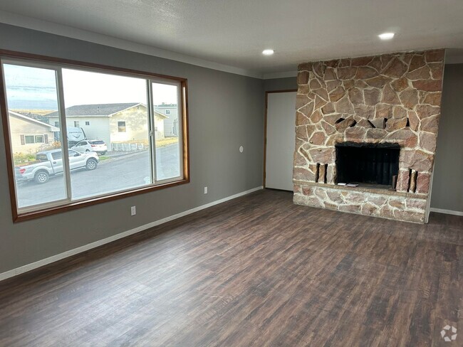 Building Photo - Newly remodeled duplex Rental