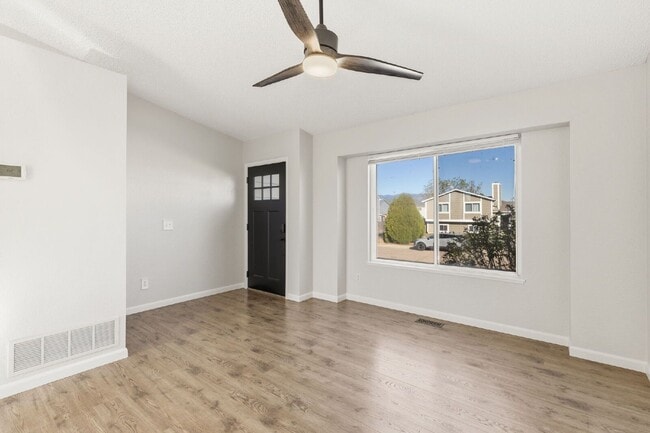 Photo - 926 Daffodil St