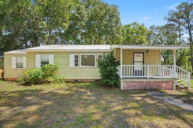 Building Photo - 3 Bed 2 Bath Home with Great Outdoor Space!