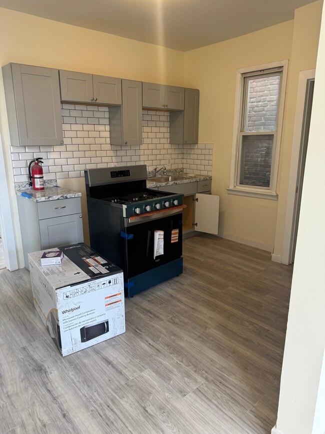 Building Photo - 216 Harrison Ave Unit Second Floor