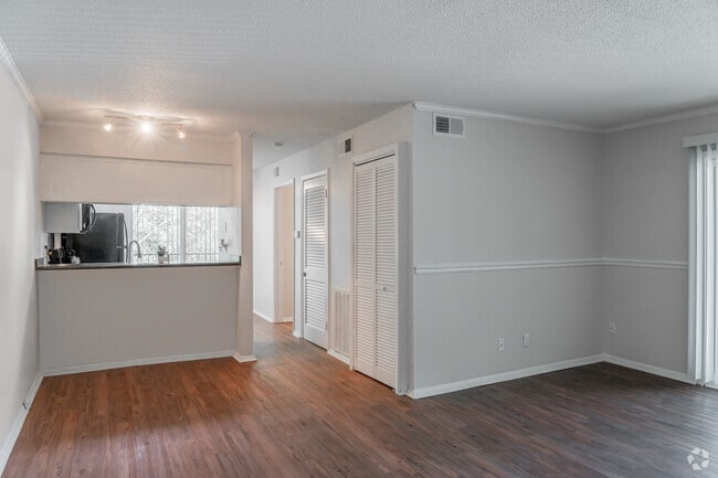 2BR, 1BA - 905SF - Kitchen