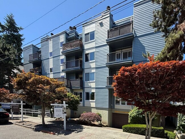 Building Photo - Aravita Condominiums - Magnolia