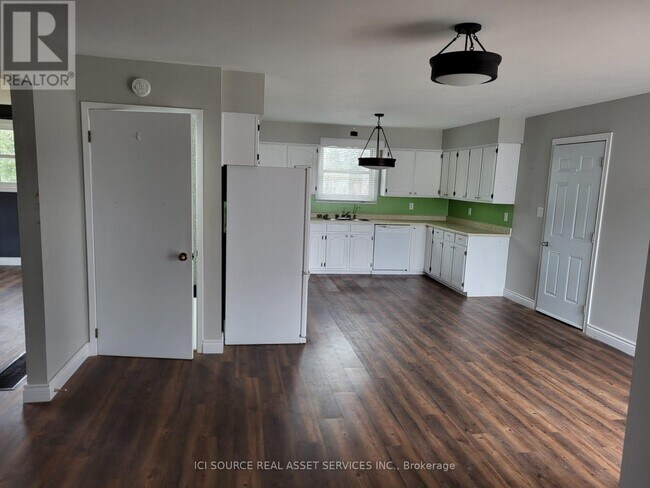 Photo - 525339 Oxford Centre Rd