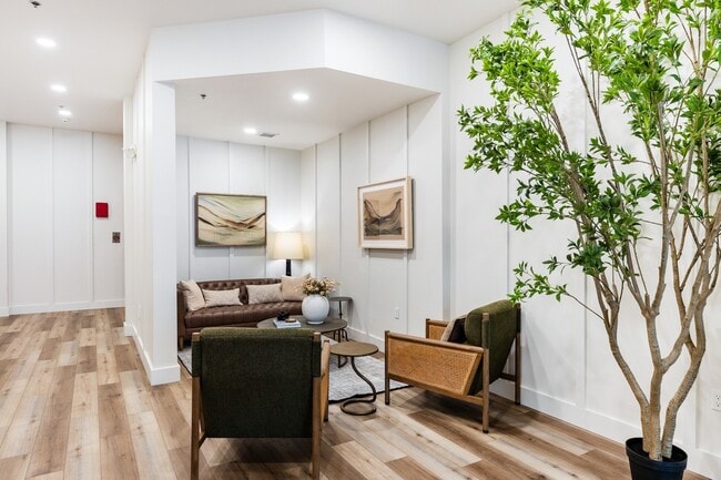 Photo - Queen Anne Collection