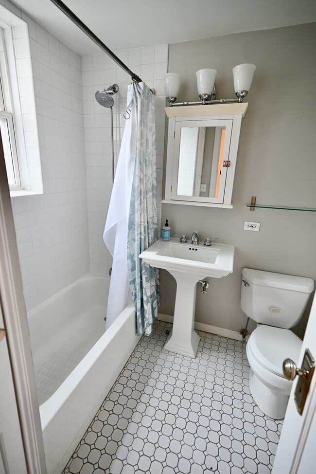 Photo - 1113 W Lill Ave