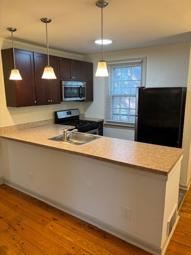 Building Photo - 2818 Midvale Ave Unit B Rental