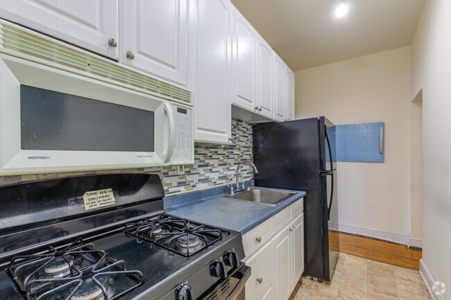 3BR, DEN, 1BA - 900SF