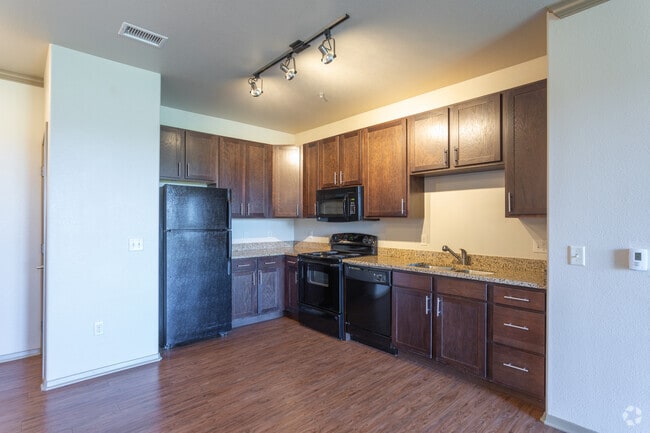 1BR, 1BA - 762 SF