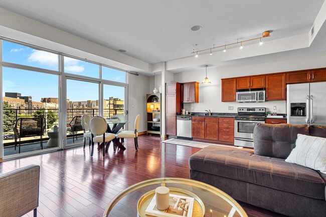 Photo - 106 W Seeboth St