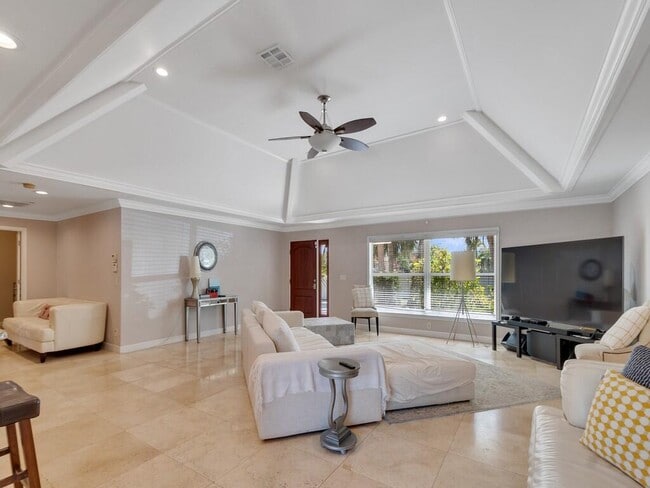 Photo - 527 E Causeway Blvd