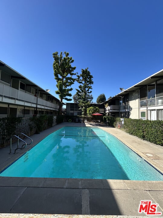 Building Photo - 11133 ROSE Ave Unit 10