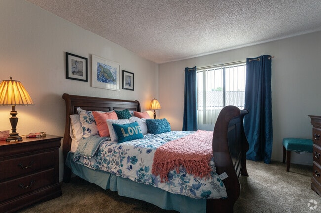 1BR, 1BA - 750 SF