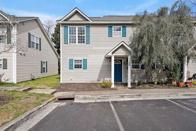 3 BR/ End UNIT/ FIRE PLACE! Cozy townhouse... - 3 BR/ End UNIT/ FIRE PLACE! Cozy townhouse...