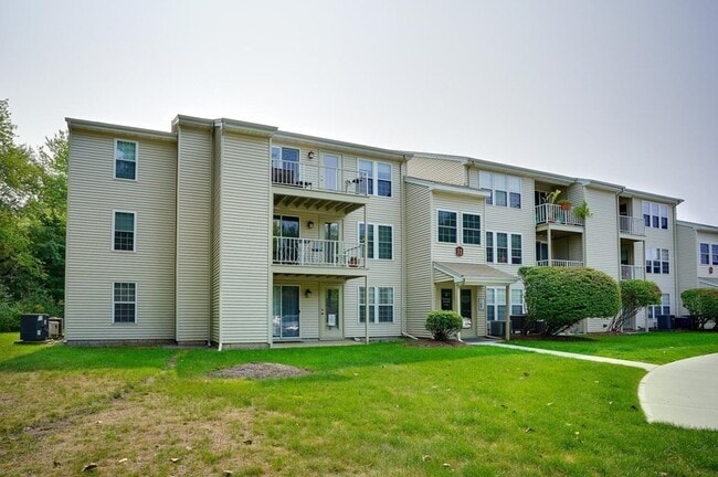 Building Photo - 11 Thoreau Ct Unit 7