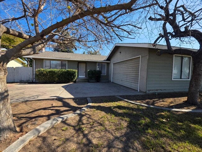 Photo - 3 Bedroom 2 Bathroom near shopping and restaurants!