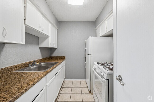 2BR, 1BA - 850SF - Kitchen
