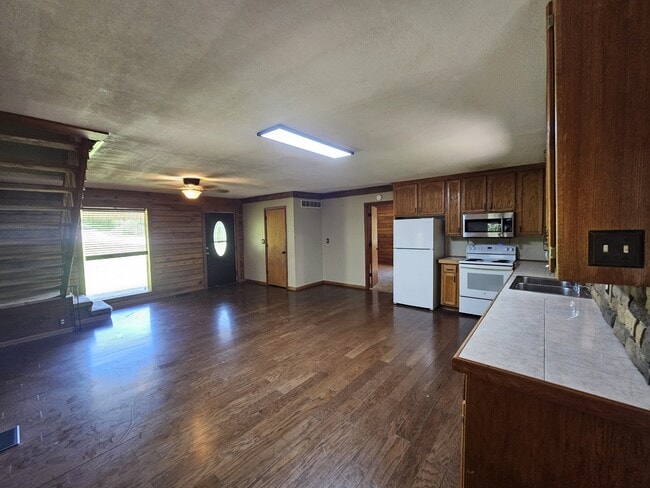 Photo - 777 SE Y Hwy