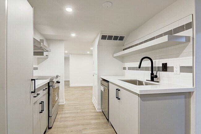 Photo - 130 Lambton Ave Unité BSMT