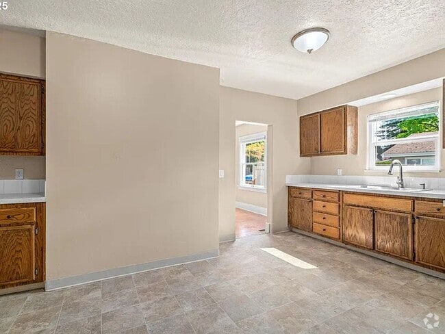 Building Photo - GPM657 - SE Raymond Ct. (T1) Unit A Rental