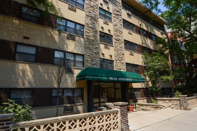 Building Photo - 515 W Briar Pl Unit 105