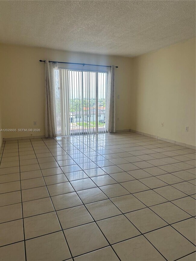 Photo - 1075 W 68th St Unidad 309