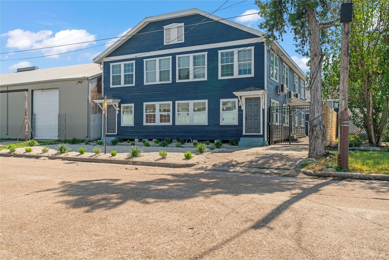 Photo - 305 Roberts St