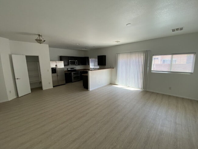 Photo - 1972 Joyful St