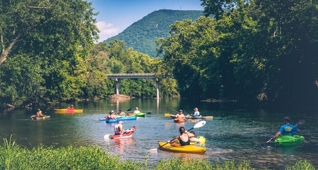 Gorgeous Strasburg Town Park- 6 minutes away!