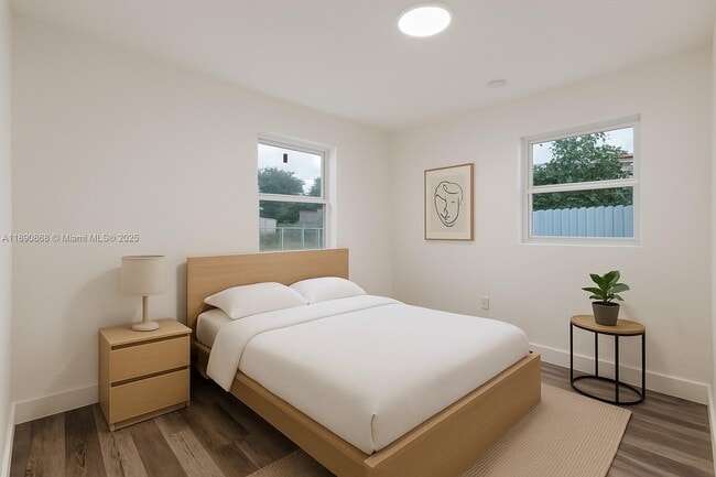 Photo - 725 Burlington St