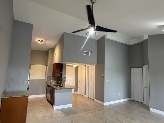 Building Photo - 2841 N Oakland Forest Dr Rental