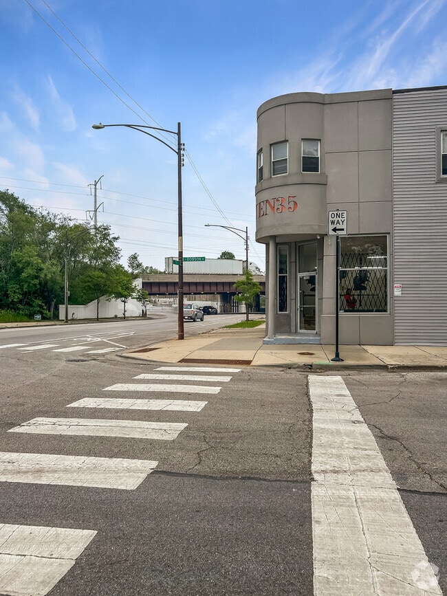 Building Photo - 1035 E 75th St Rental