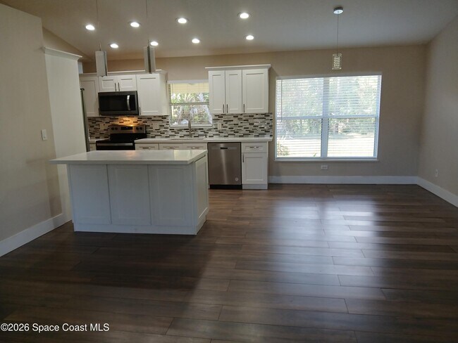 Photo - 214 Eldron Blvd NE