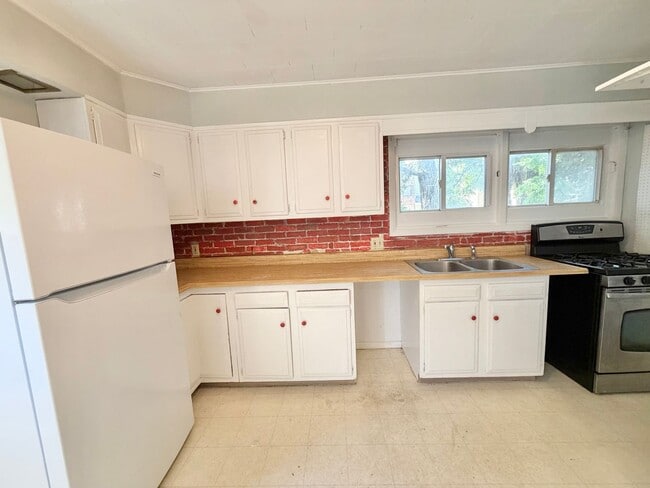 Photo - 3 Bedroom Apartment in Burlington VT Available NOW! OFF STREET PARKING, LAUNDRY, HEAT INCLUDED. Unit 2