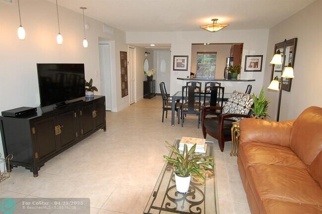 Photo - 575 Oaks Ln Unidad 303