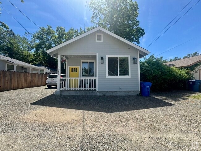 Building Photo - Adorable and updated furnished home in Fol...