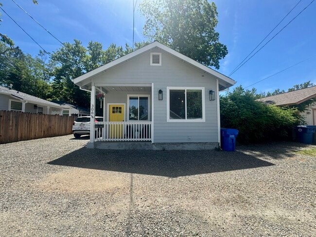 Adorable and updated furnished home in Fol... - Adorable and updated furnished home in Fol...