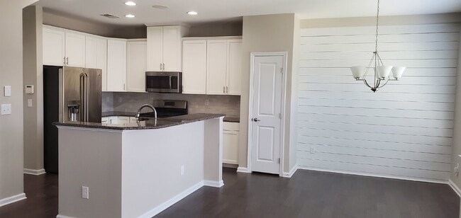 "Charming 3-Bedroom Retreat with 2.5 Baths in Charlotte's Heart – Spacious 1880 Sq Ft Gem!"