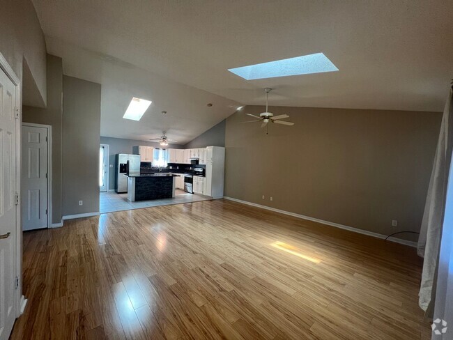 Building Photo - AVAILABLE NOW 3 BEDROOM 2 FULL BATHS PLENT... Rental