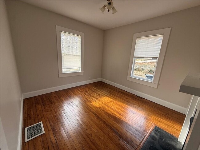 Photo - 620 Bradford St NW