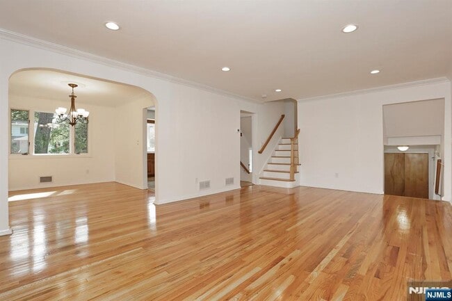 Photo - 253 Jeffer St