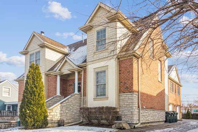 Building Photo - 215 S Evergreen Ave Unit B