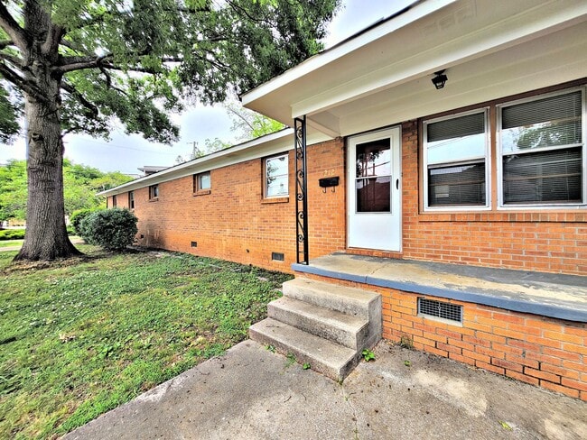 Photo - 2 Bedroom / 1 Bath Apartment