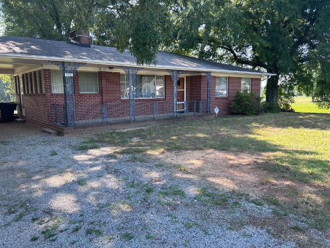 Building Photo - "Charming 3-Bedroom Retreat with Spacious Living in Colfax!"