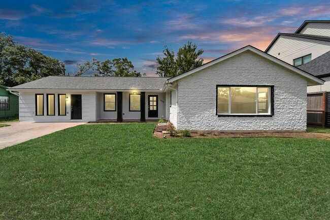 Building Photo - 8034 Ridgeview Dr