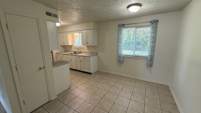 SOUTH EAST - 3 BEDROOM / 2 BATH HOME AVAILABLE NOW!