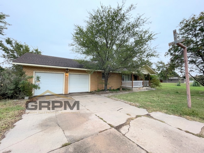 Building Photo - 2 bed brick home outside town