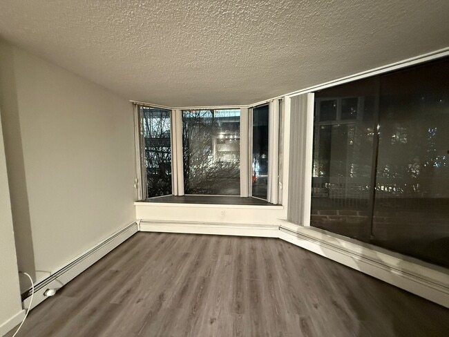 Photo - 950 Drake St