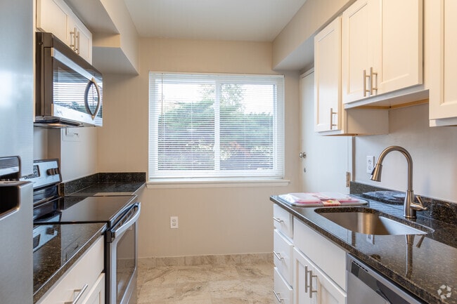 1BR, 1BA - 730 SF